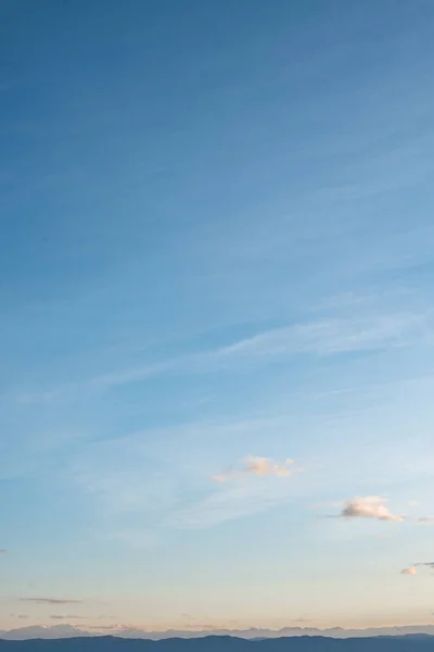 Mundo ambiente día concepto montaña cielo cielo nubes copiar espacio —  Fotos de Stock