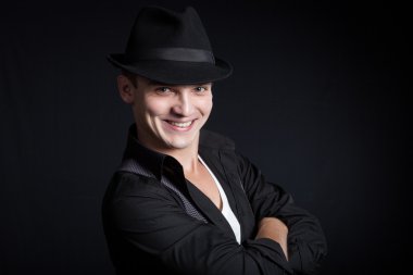 Bir şapka giymiş şık genç adam