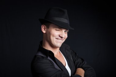 Bir şapka giymiş şık genç adam