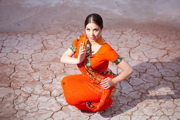 Piękna dziewczyna w pomarańczowy sari — Zdjęcie stockowe