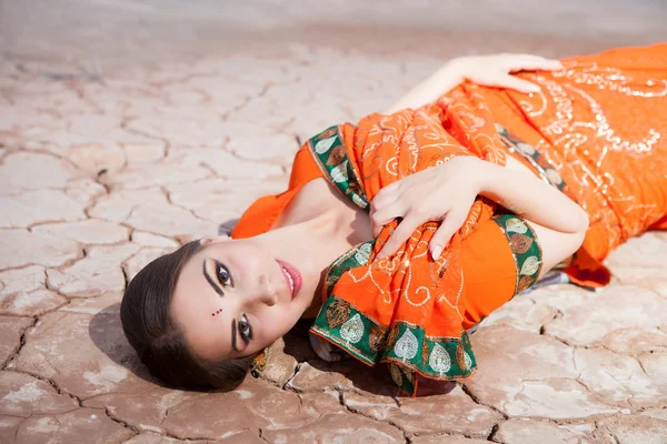 Menina bonita em um sari laranja — Fotografia de Stock