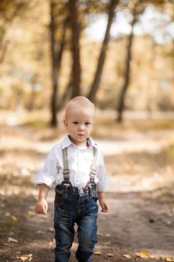 Küçük çocuk oynuyor. 