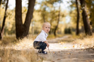 Küçük çocuk oynuyor. 