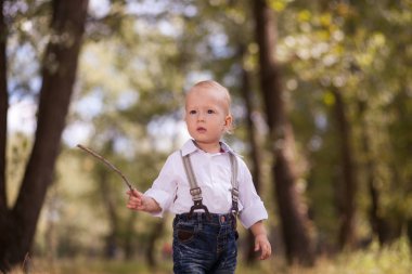 Küçük çocuk oynuyor. 