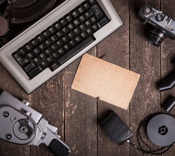 Stillleben Mit Schreibmaschine Alter Filmkamera Vintage Kamera Auf Strukturierter Holzoberfläche — Stockfoto