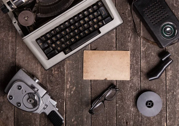 Stillleben Mit Schreibmaschine Alter Filmkamera Vintage Kamera Auf Strukturierter Holzoberfläche — Stockfoto