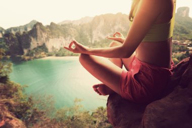 sağlıklı kadın pratik yoga