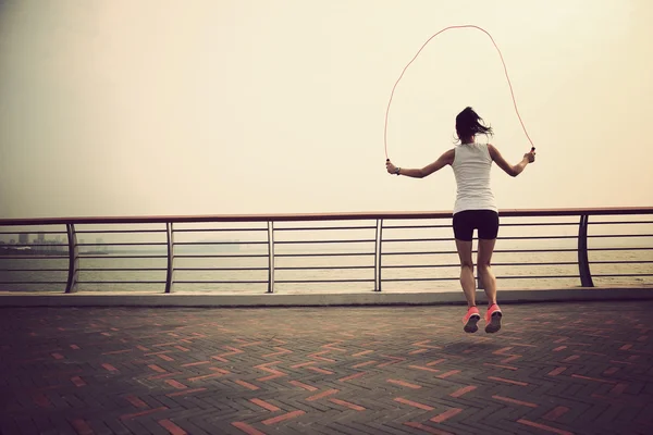 Femme de fitness sautant sur la corde — Photo