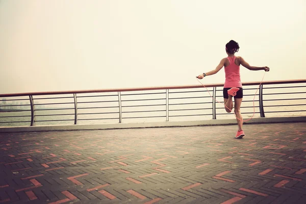 Fitness vrouw springen op touw — Stockfoto