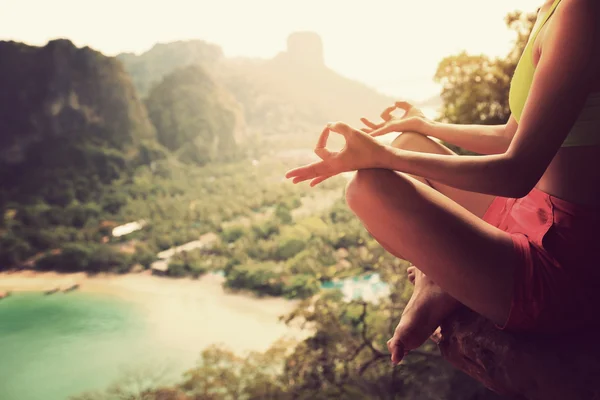 Mujer sana practica yoga — Foto de Stock