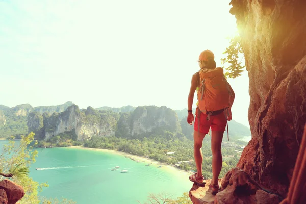 Jeune femme sac à dos hikin — Photo