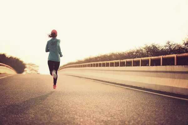 Atleta donna che corre su strada — Foto Stock