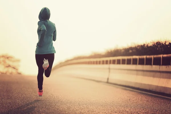 Жінка-спортсмен біжить по дорозі — стокове фото