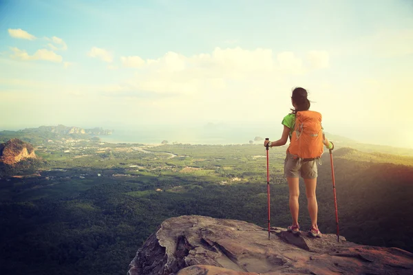 Framgångsrik kvinna hiker — Stockfoto