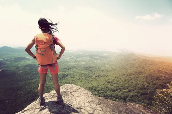 Mujer exitosa excursionista — Foto de Stock