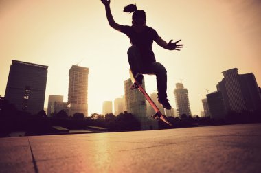 gündoğumu city adlı kaykay kadın