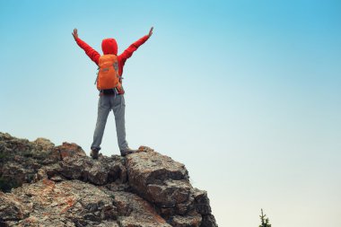 kadın backpacker Kollarını açarak