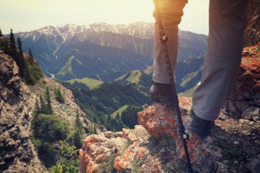 başarılı kadın uzun yürüyüşe çıkan kimse