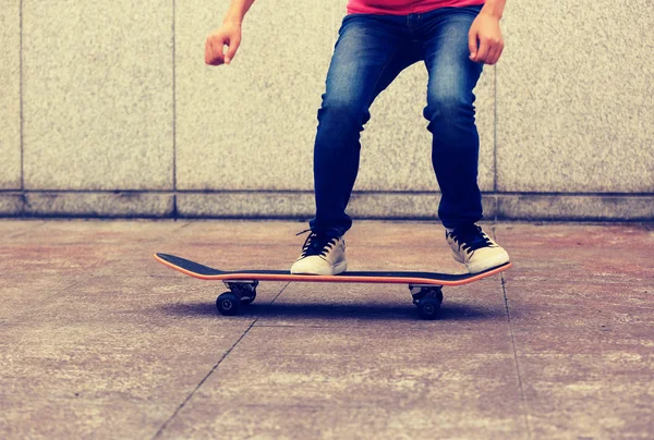 Vrouw skateboarden op stad — Stockfoto