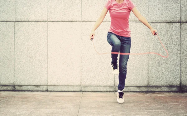 Fitness femme corde à sauter — Photo