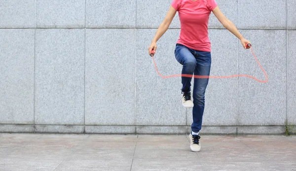 Fitness woman jumping rope — Stock Photo, Image