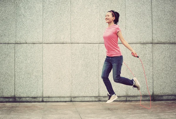 Fitness-Frau beim Seilspringen — Stockfoto