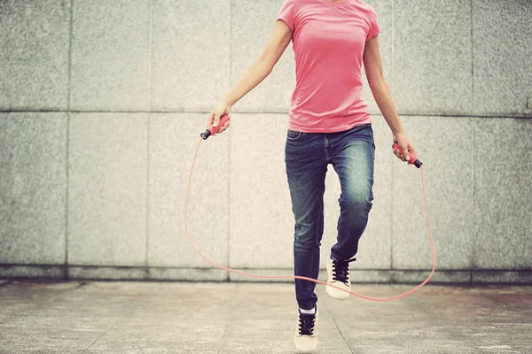 Fitness woman jumping rope — Stock Photo, Image