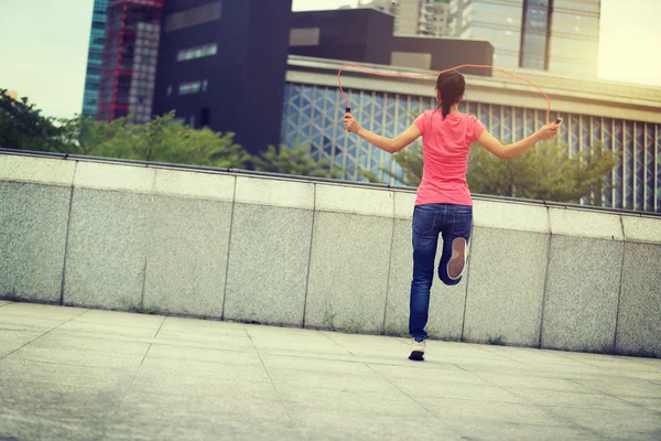 跳绳健身女人 — 图库照片