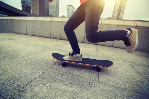 Frau skateboardet in der Stadt — Stockfoto