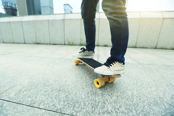 Vrouw skateboarden op stad — Stockfoto