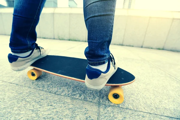 Femme skateboard à la ville — Photo