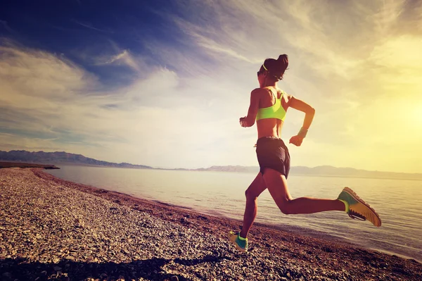 Joven fitness mujer corriendo —  Fotos de Stock