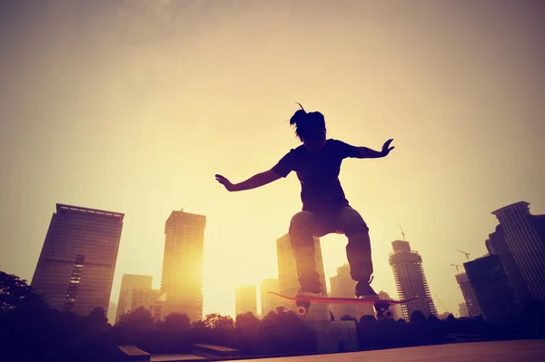 Mujer patinaje en la ciudad del amanecer —  Fotos de Stock