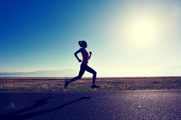 Joven fitness mujer corriendo — Foto de Stock