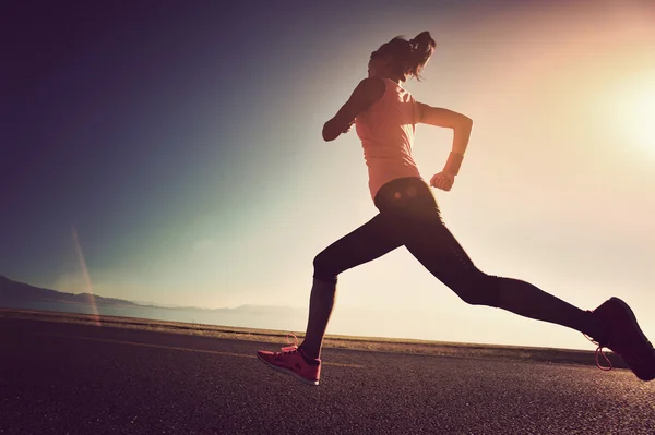 年轻的健身女人跑 — 图库照片