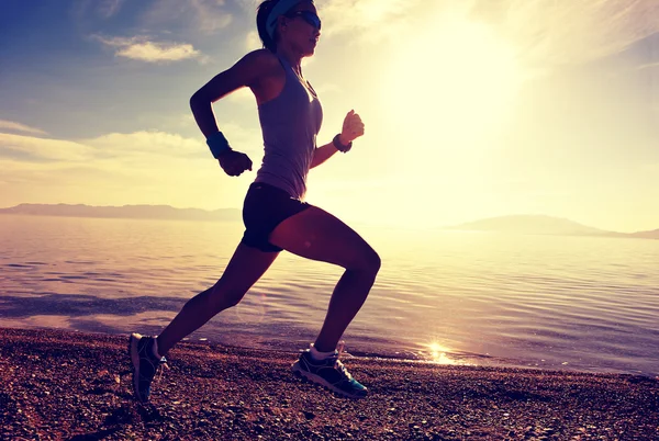 Joven fitness mujer corriendo — Foto de Stock