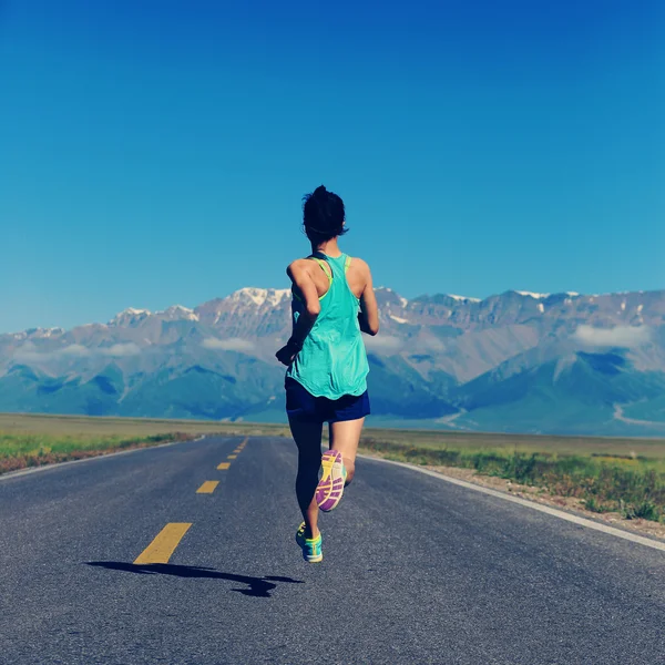 年轻的健身女人跑 — 图库照片