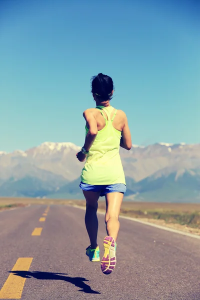 Joven fitness mujer corriendo —  Fotos de Stock