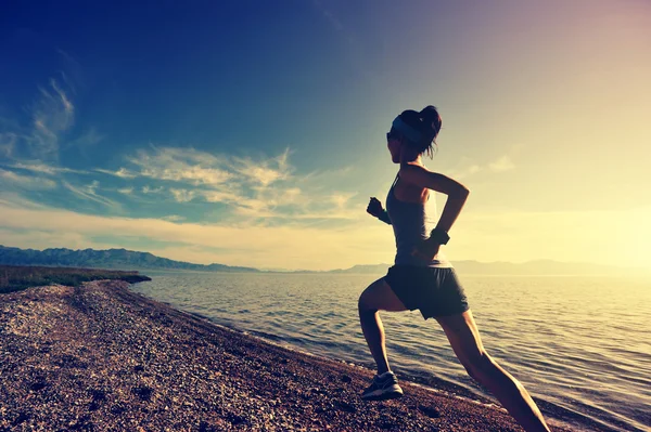 Joven fitness mujer corriendo —  Fotos de Stock