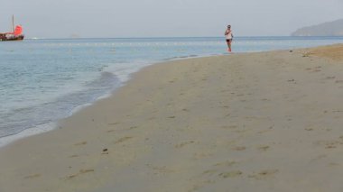 Sunrise beach adlı çalışan kadın