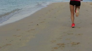Sunrise beach adlı çalışan kadın