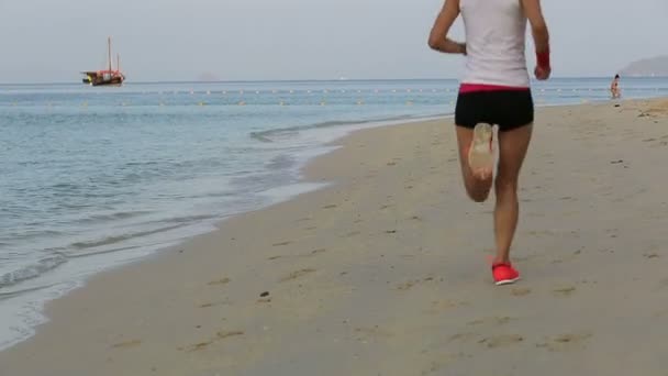 Женщина бежит на пляже Санрайз — стоковое видео