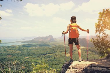 başarılı kadın backpacker Hiking 
