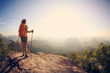 Başarılı kadın backpacker