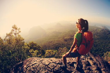 başarılı kadın uzun yürüyüşe çıkan kimse