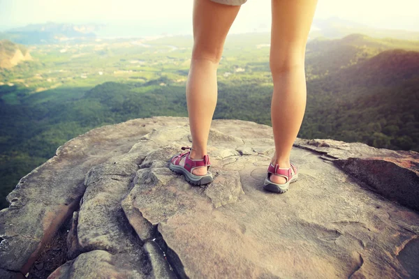 Junge Wanderin Beine — Stockfoto