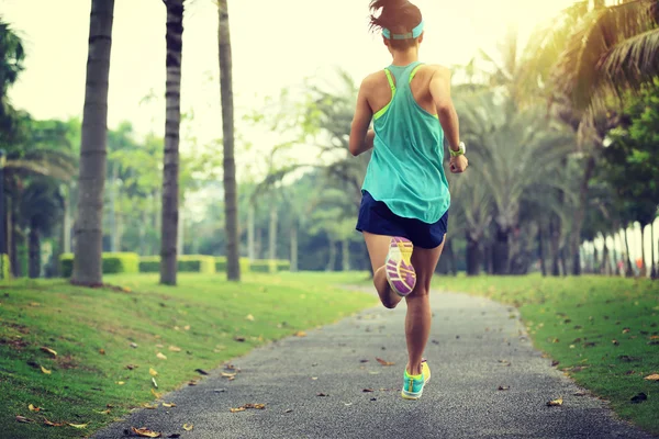 Deportivo asiático mujer corriendo — Foto de Stock