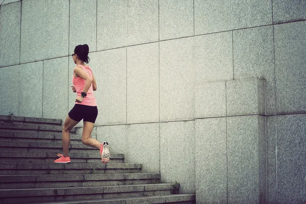 Esporte mulher correndo lá em cima — Fotografia de Stock