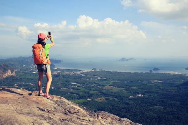 Hiker taking photo with smartphone — Stock Photo, Image