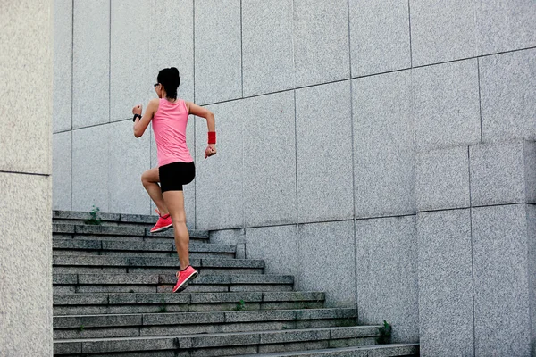 Frau läuft Treppe hinauf — Stockfoto